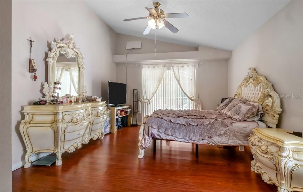 En Renta: $2,500 (4 camas, 2 baños, 1999 Pies cuadrados)