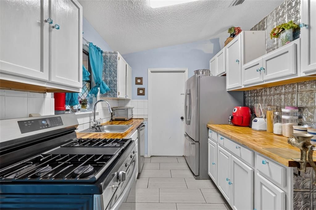 For Sale: $209,000 (3 beds, 2 baths, 1062 Square Feet)