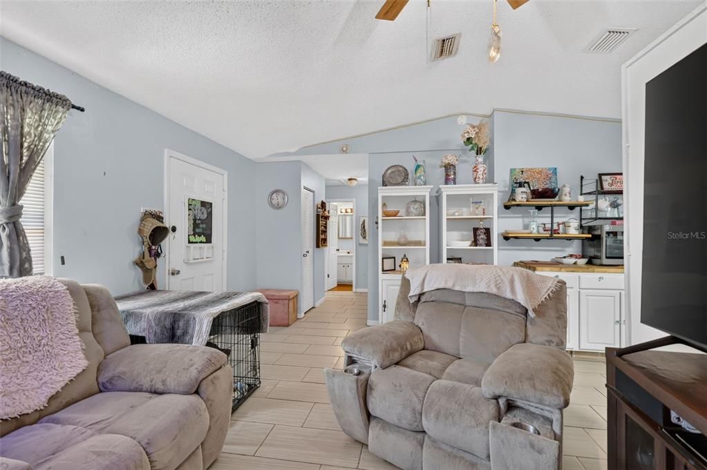 For Sale: $209,000 (3 beds, 2 baths, 1062 Square Feet)