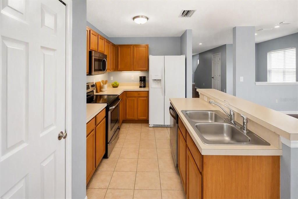 For Rent: $2,150 (3 beds, 2 baths, 1868 Square Feet)