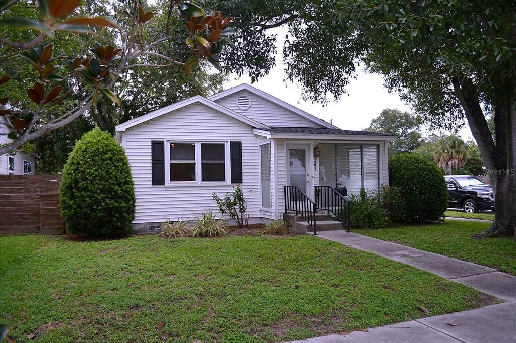 For Rent: $2,500 (2 beds, 1 baths, 786 Square Feet)