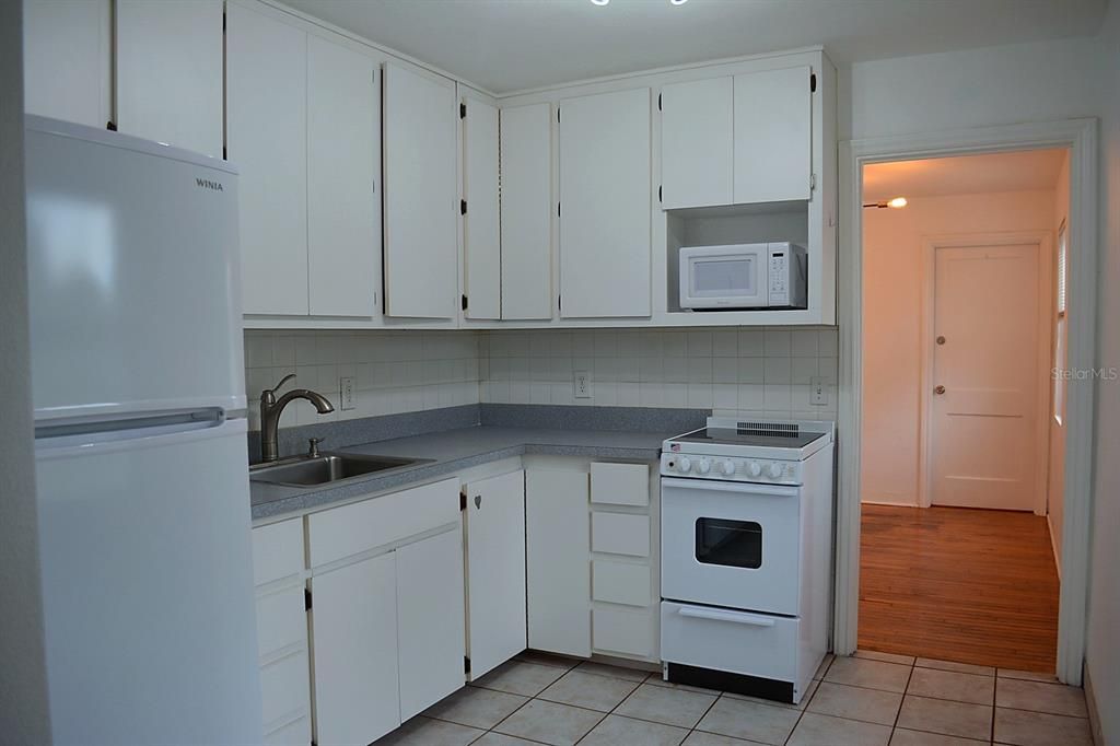 For Rent: $2,500 (2 beds, 1 baths, 786 Square Feet)