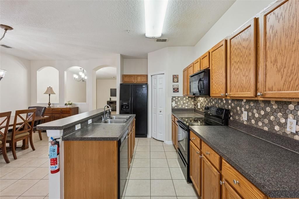 На продажу: $249,999 (3 спален, 2 ванн, 1808 Квадратных фут)