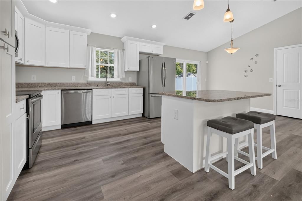 For Sale: $335,000 (3 beds, 2 baths, 1386 Square Feet)