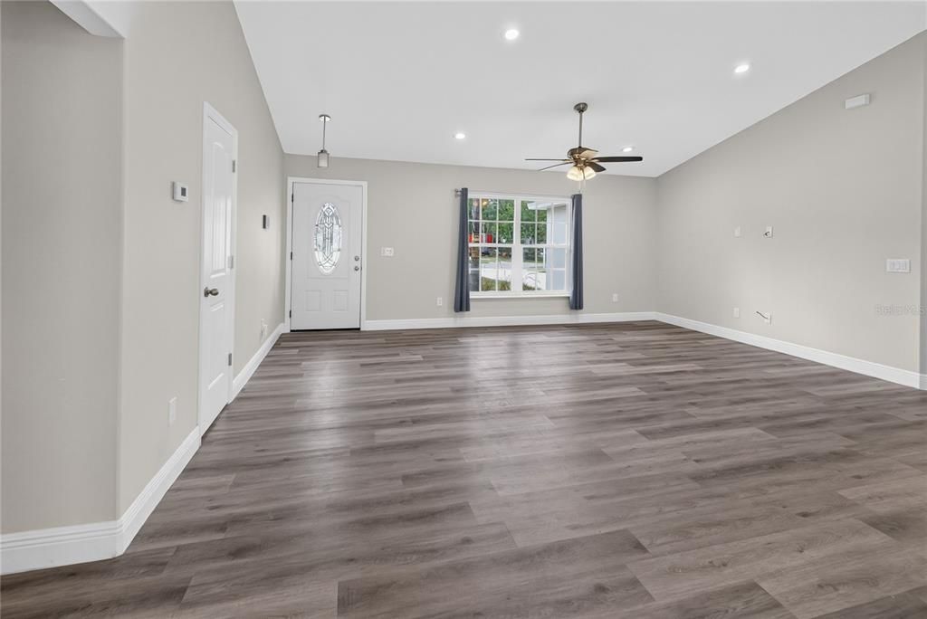For Sale: $335,000 (3 beds, 2 baths, 1386 Square Feet)
