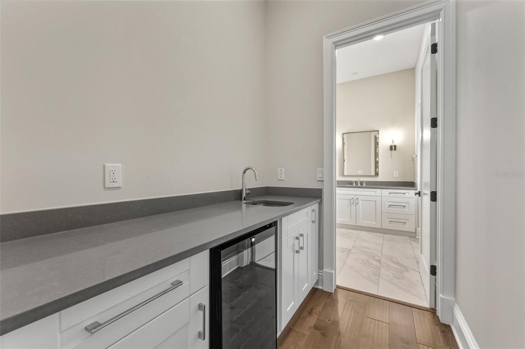 For Sale: $2,899,000 (5 beds, 5 baths, 5863 Square Feet)