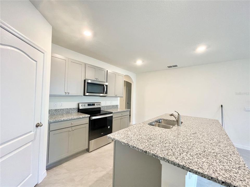 For Rent: $2,349 (4 beds, 2 baths, 1846 Square Feet)