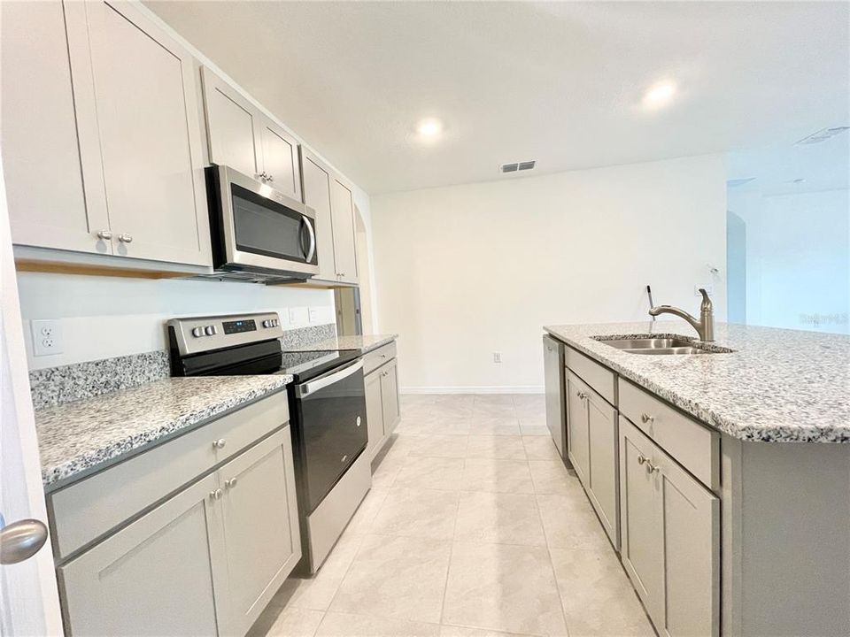 For Rent: $2,349 (4 beds, 2 baths, 1846 Square Feet)