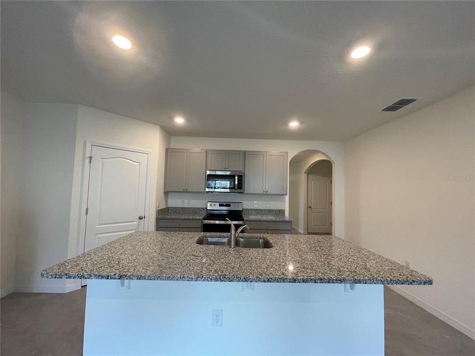 For Rent: $2,349 (4 beds, 2 baths, 1846 Square Feet)