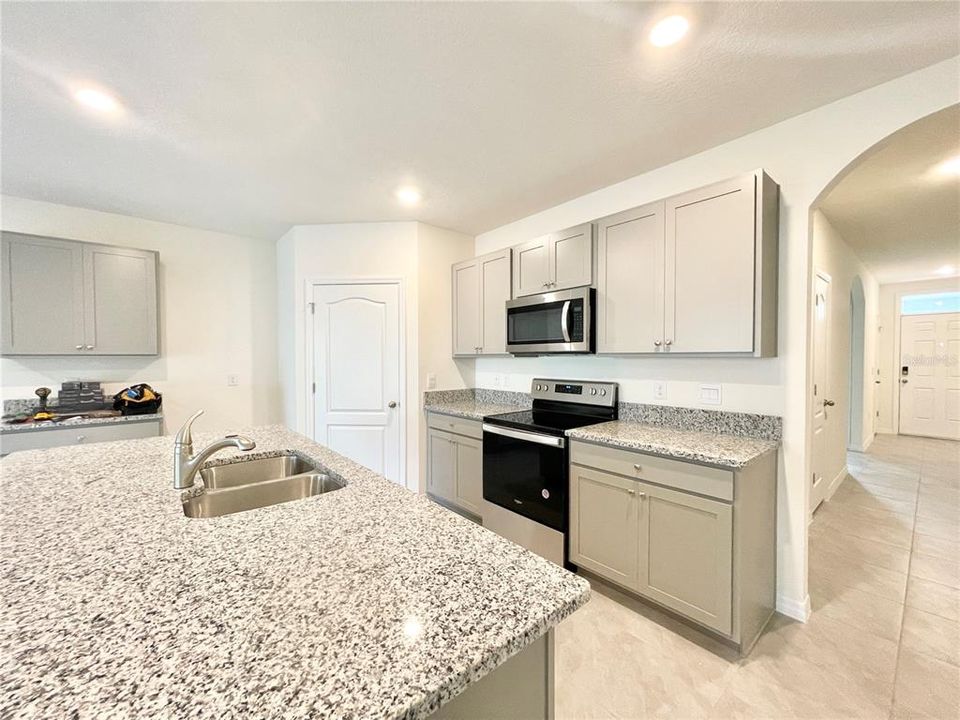 For Rent: $2,349 (4 beds, 2 baths, 1846 Square Feet)