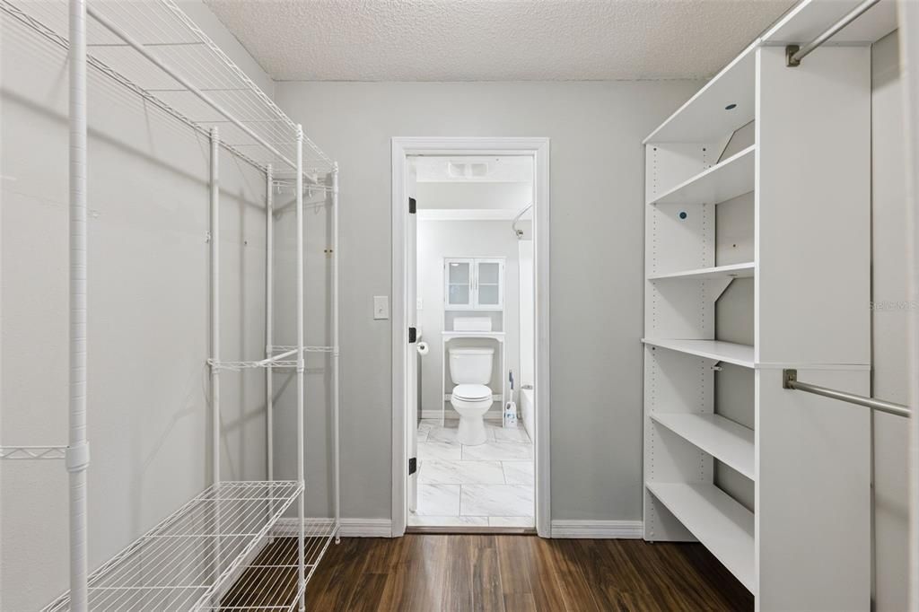 For Sale: $130,000 (1 beds, 1 baths, 710 Square Feet)