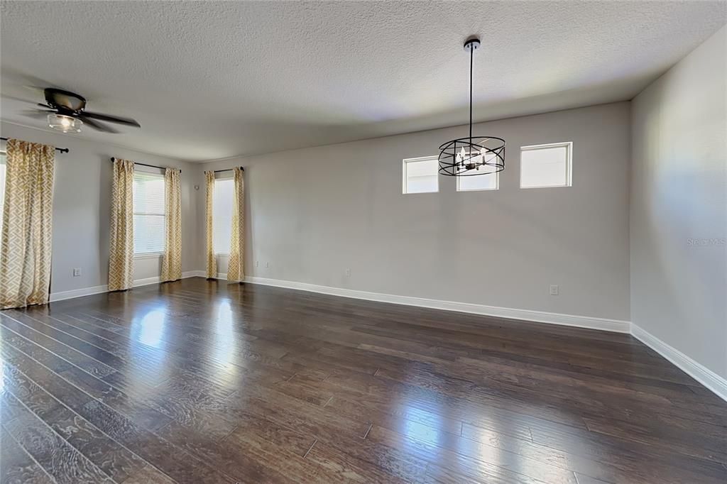 For Rent: $2,950 (3 beds, 2 baths, 1921 Square Feet)