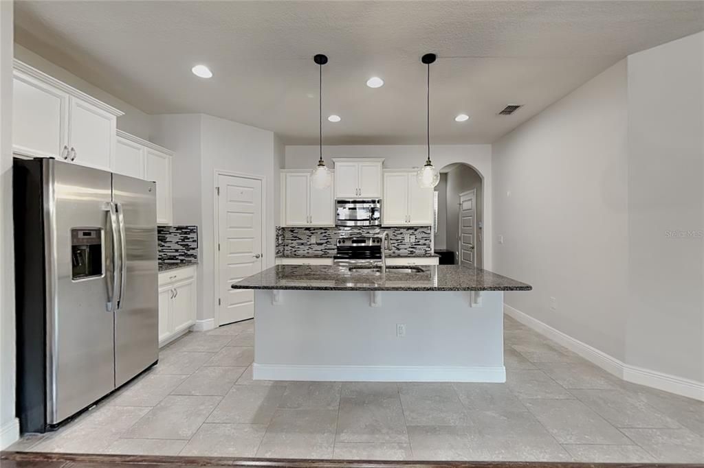 For Rent: $2,950 (3 beds, 2 baths, 1921 Square Feet)