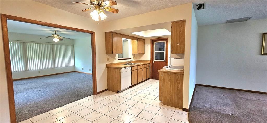 For Sale: $165,000 (2 beds, 2 baths, 1102 Square Feet)