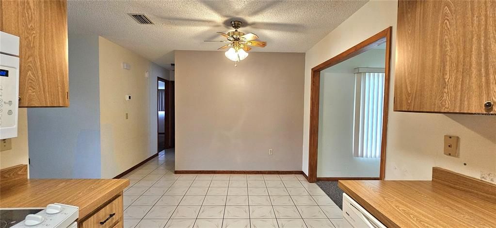 For Sale: $165,000 (2 beds, 2 baths, 1102 Square Feet)