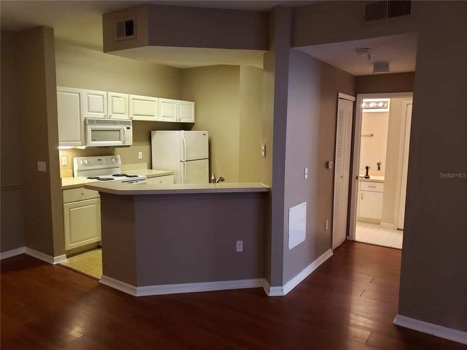 For Rent: $1,250 (1 beds, 1 baths, 709 Square Feet)