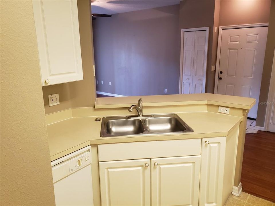 For Rent: $1,250 (1 beds, 1 baths, 709 Square Feet)