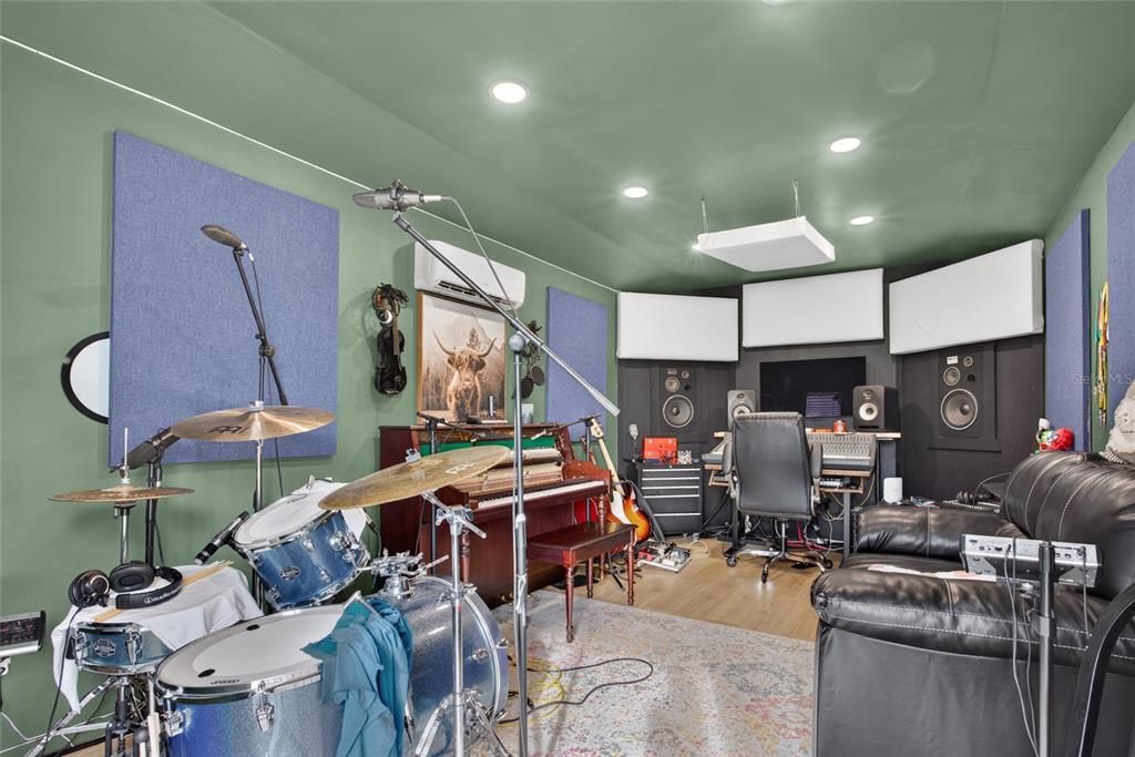 For Sale: $449,500 (3 beds, 2 baths, 1910 Square Feet)