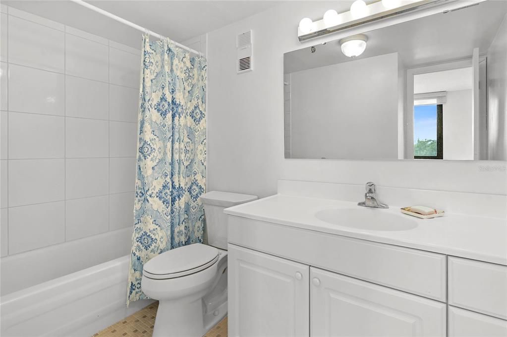 For Sale: $229,900 (1 beds, 2 baths, 1109 Square Feet)