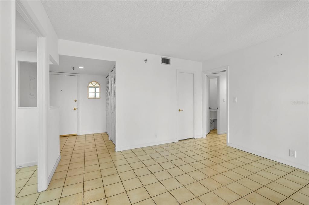 For Sale: $229,900 (1 beds, 2 baths, 1109 Square Feet)