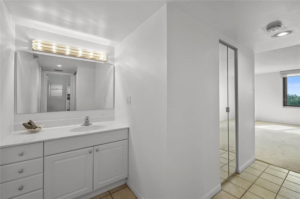 For Sale: $229,900 (1 beds, 2 baths, 1109 Square Feet)