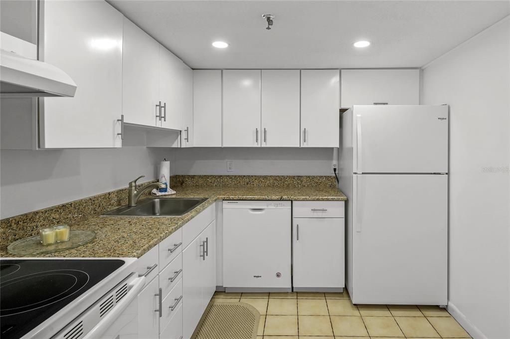 For Sale: $229,900 (1 beds, 2 baths, 1109 Square Feet)