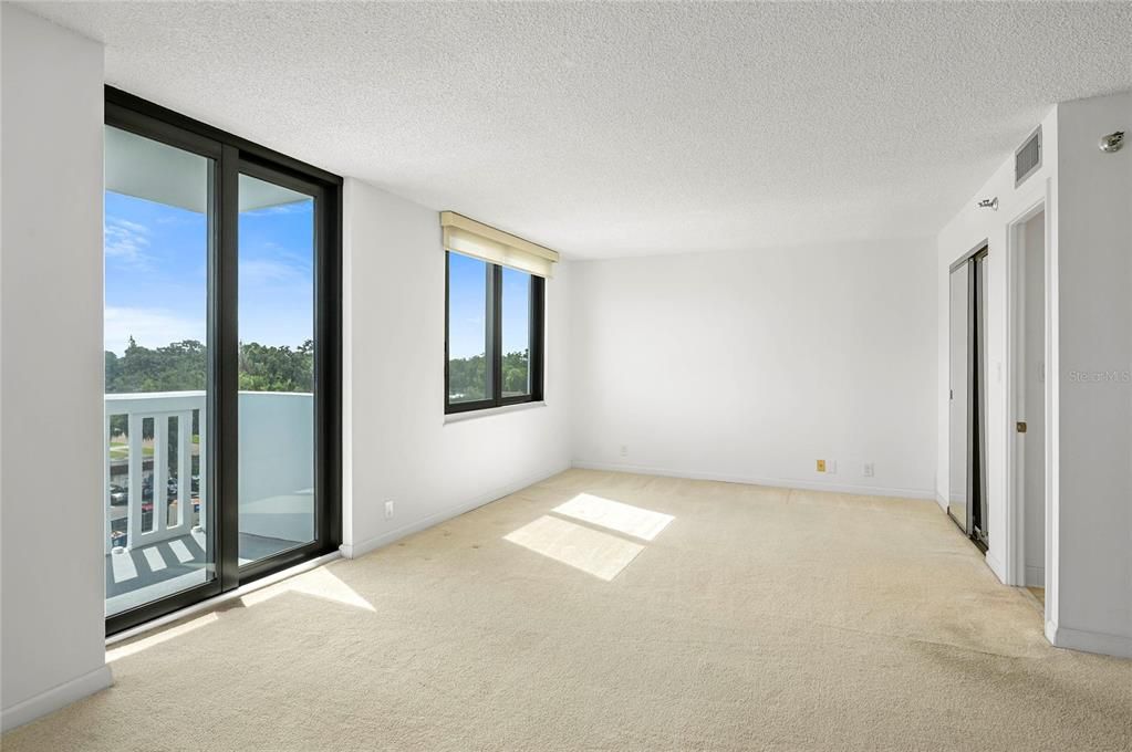 For Sale: $229,900 (1 beds, 2 baths, 1109 Square Feet)