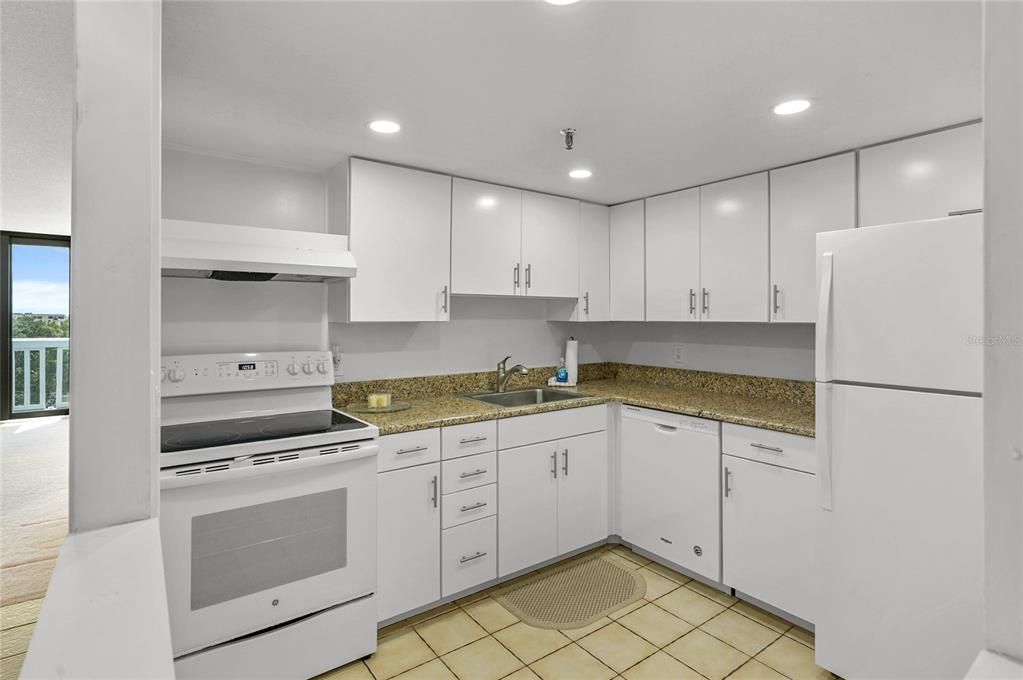 For Sale: $229,900 (1 beds, 2 baths, 1109 Square Feet)