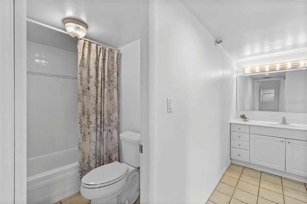 For Sale: $229,900 (1 beds, 2 baths, 1109 Square Feet)