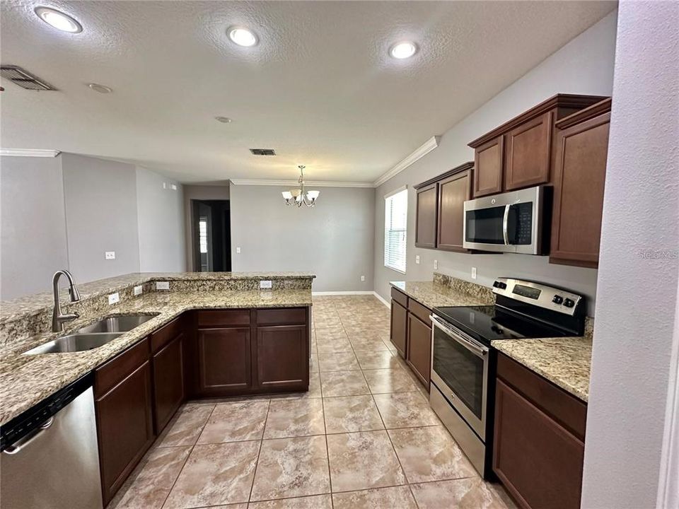 For Sale: $350,000 (3 beds, 2 baths, 1637 Square Feet)