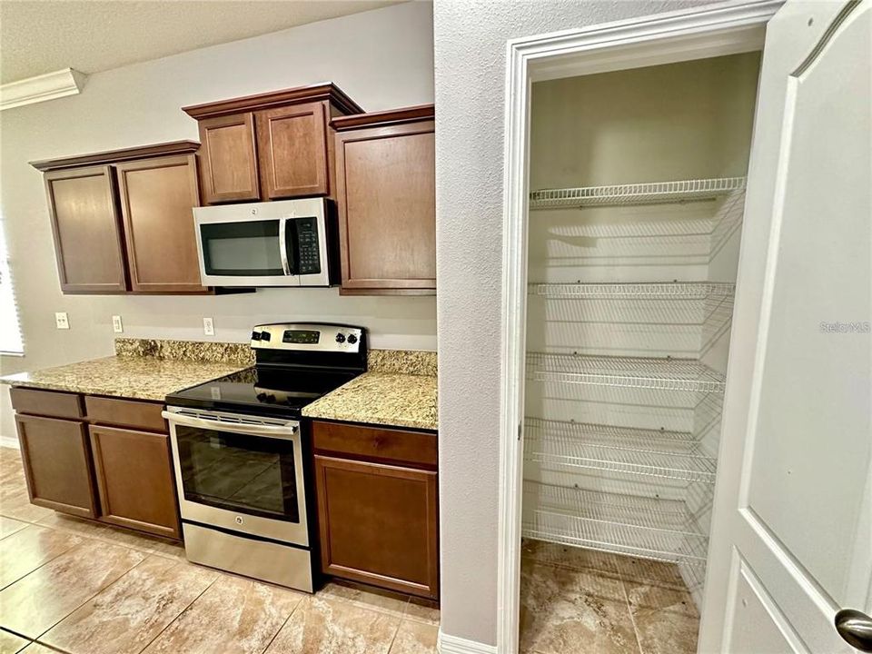 For Sale: $350,000 (3 beds, 2 baths, 1637 Square Feet)