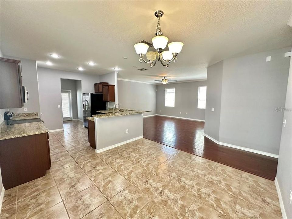 For Sale: $350,000 (3 beds, 2 baths, 1637 Square Feet)