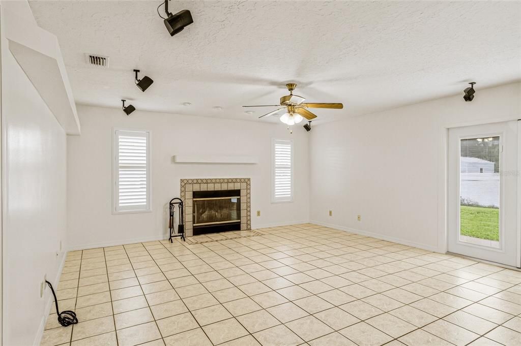 For Sale: $330,000 (4 beds, 2 baths, 1885 Square Feet)