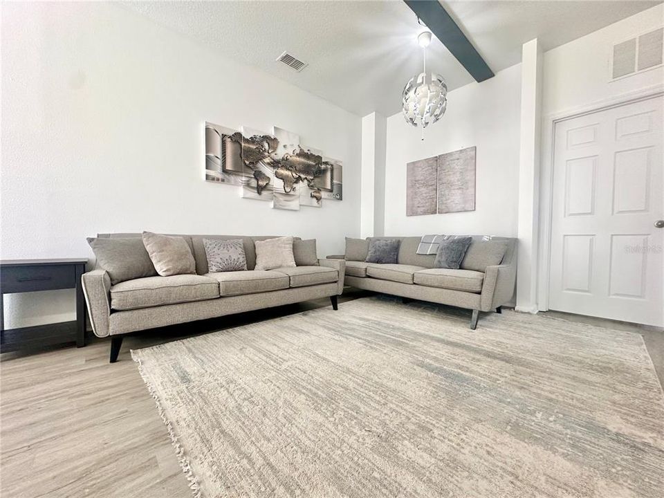 En Renta: $1,900 (4 camas, 3 baños, 1642 Pies cuadrados)