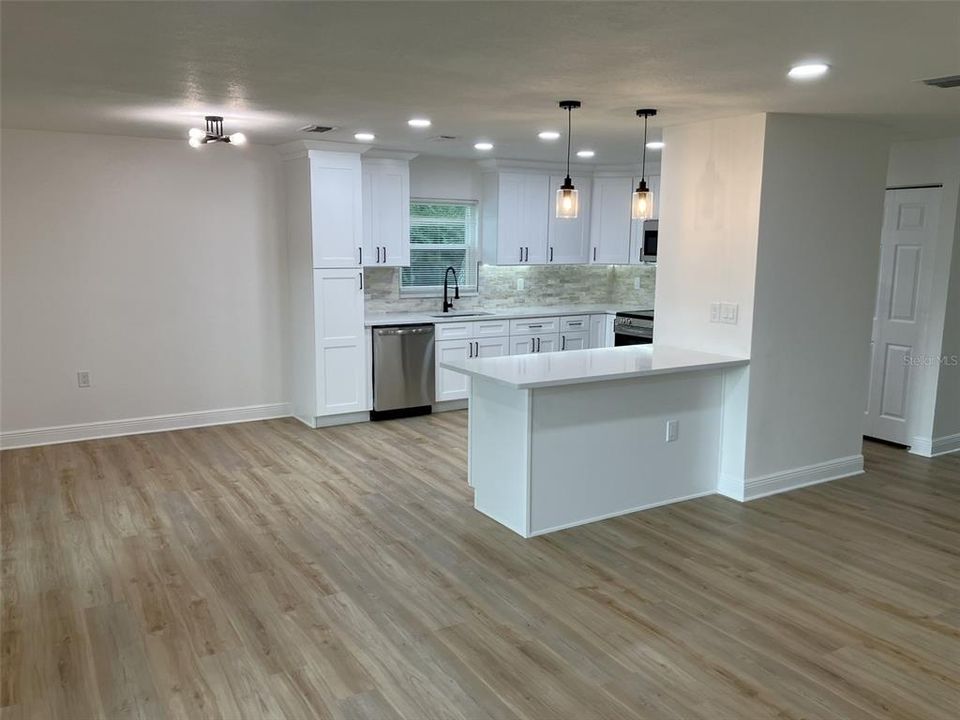 For Sale: $324,900 (4 beds, 2 baths, 1550 Square Feet)