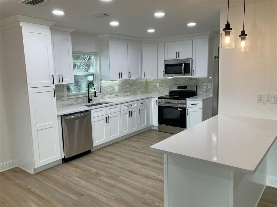 For Sale: $324,900 (4 beds, 2 baths, 1550 Square Feet)