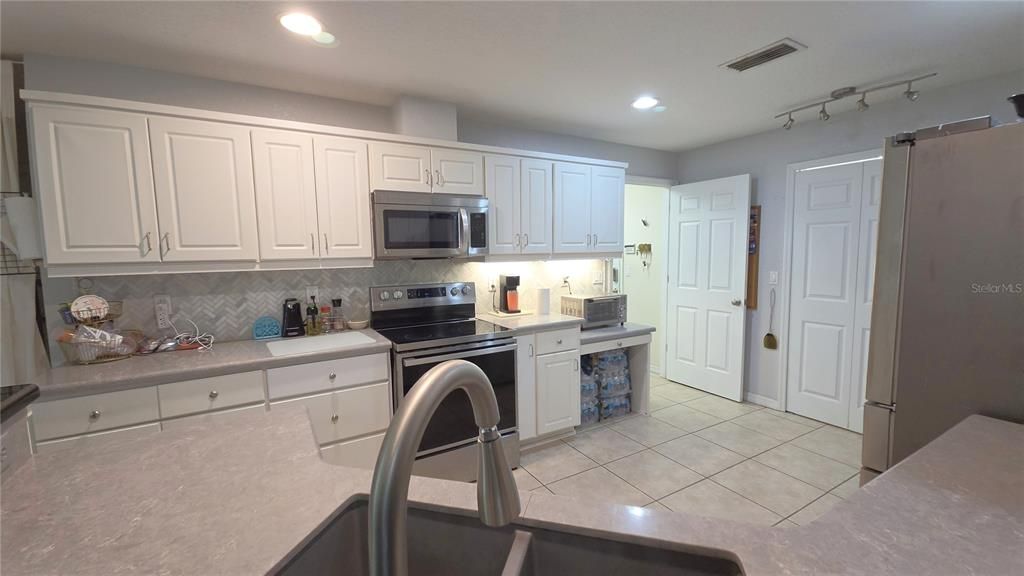 For Sale: $549,900 (3 beds, 2 baths, 2075 Square Feet)