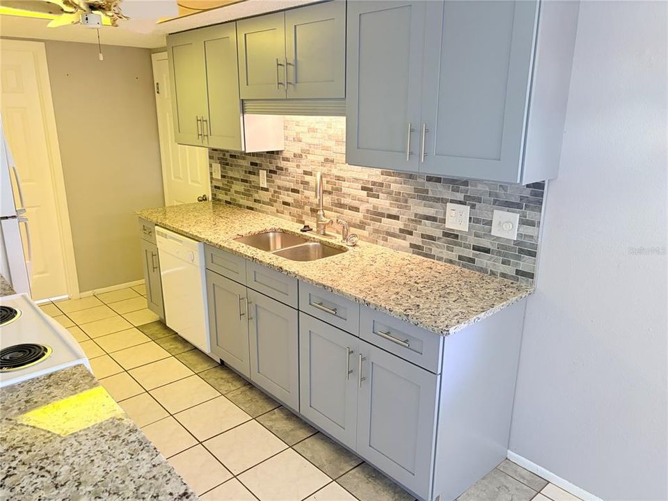 На продажу: $224,999 (2 спален, 2 ванн, 952 Квадратных фут)