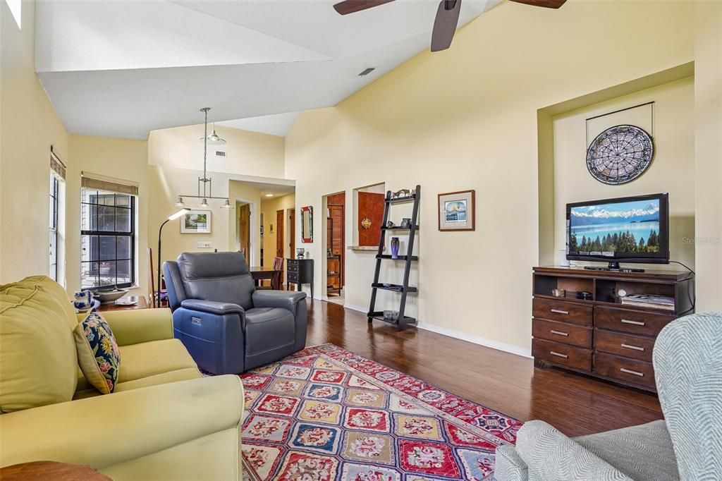 For Sale: $245,000 (2 beds, 2 baths, 1339 Square Feet)