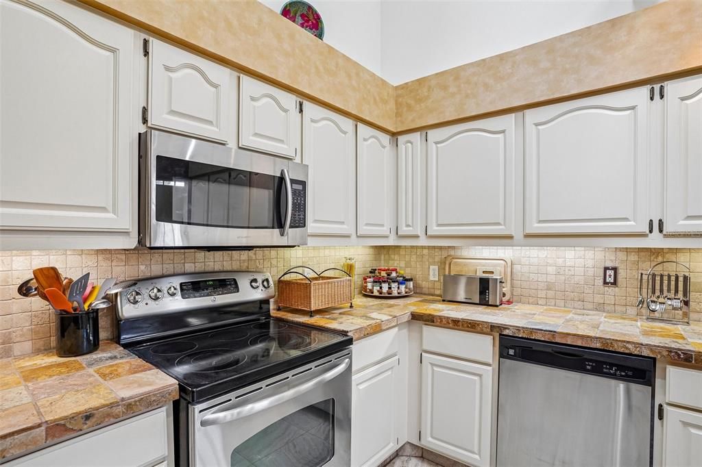 For Sale: $245,000 (2 beds, 2 baths, 1339 Square Feet)