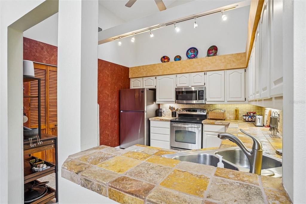 For Sale: $245,000 (2 beds, 2 baths, 1339 Square Feet)