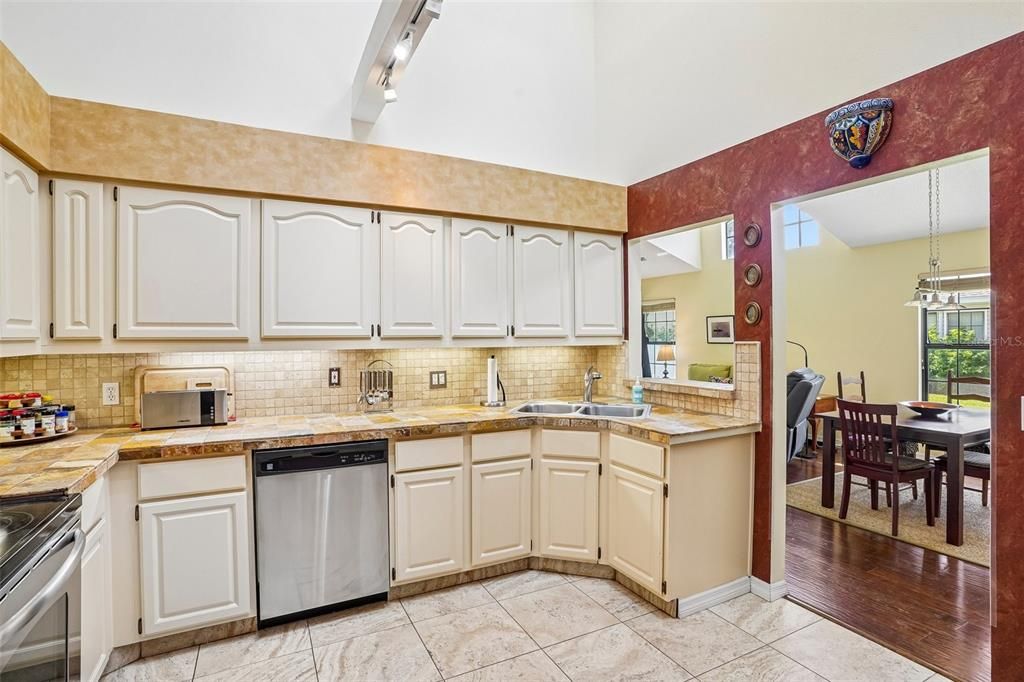 For Sale: $245,000 (2 beds, 2 baths, 1339 Square Feet)