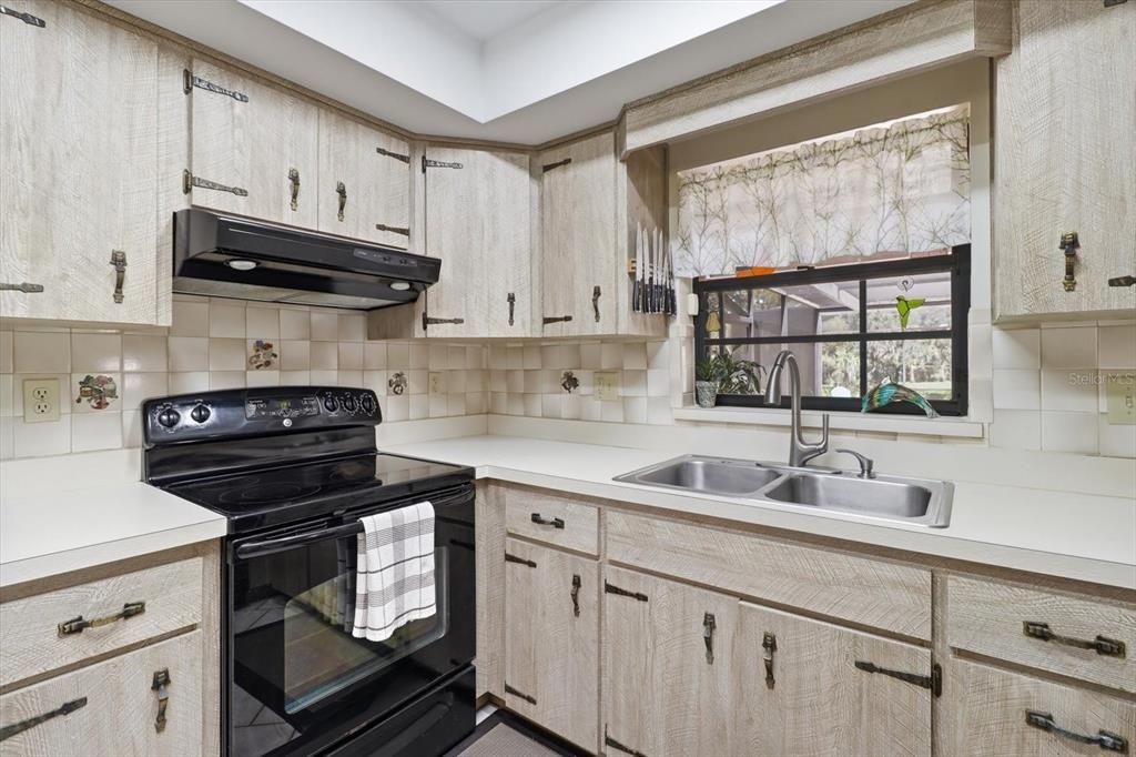 For Sale: $650,000 (3 beds, 2 baths, 1932 Square Feet)
