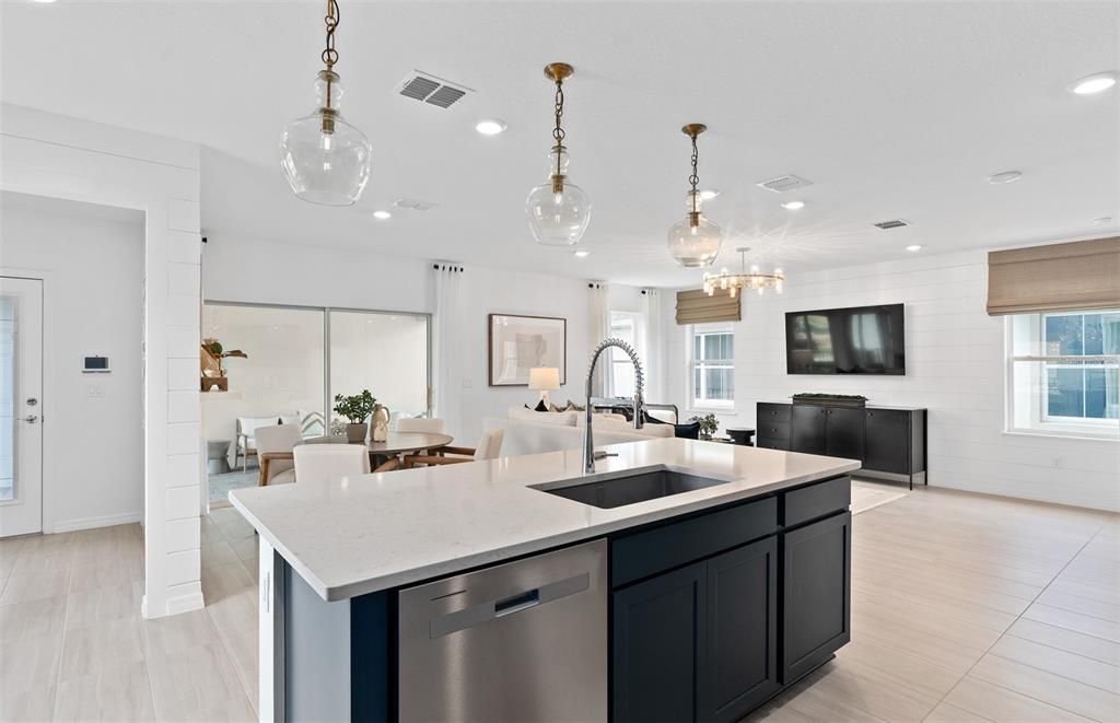 En Venta: $406,990 (4 camas, 3 baños, 2341 Pies cuadrados)