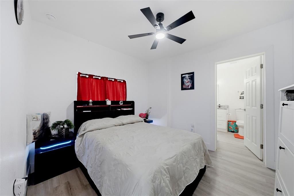 На продажу: $289,900 (2 спален, 2 ванн, 899 Квадратных фут)
