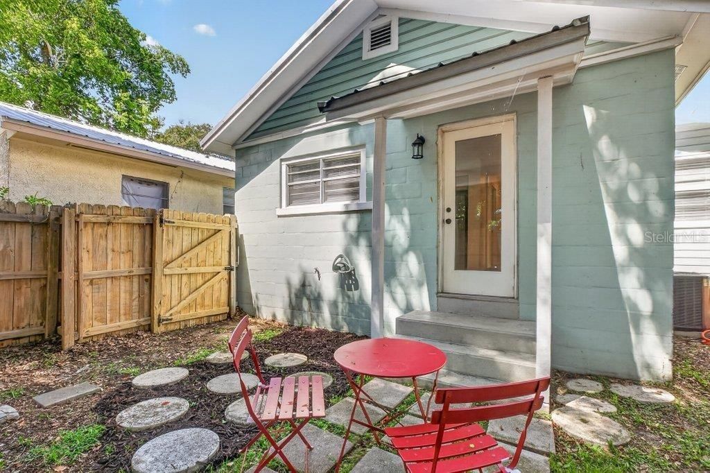 For Sale: $519,000 (3 beds, 2 baths, 1079 Square Feet)