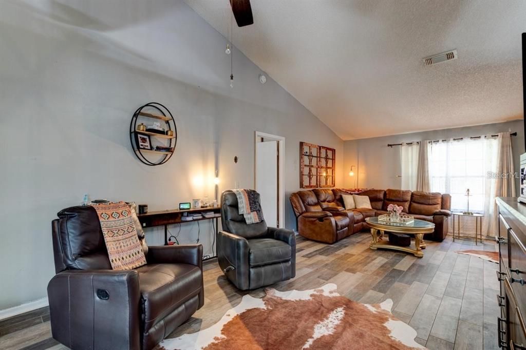 For Sale: $379,000 (3 beds, 2 baths, 1613 Square Feet)