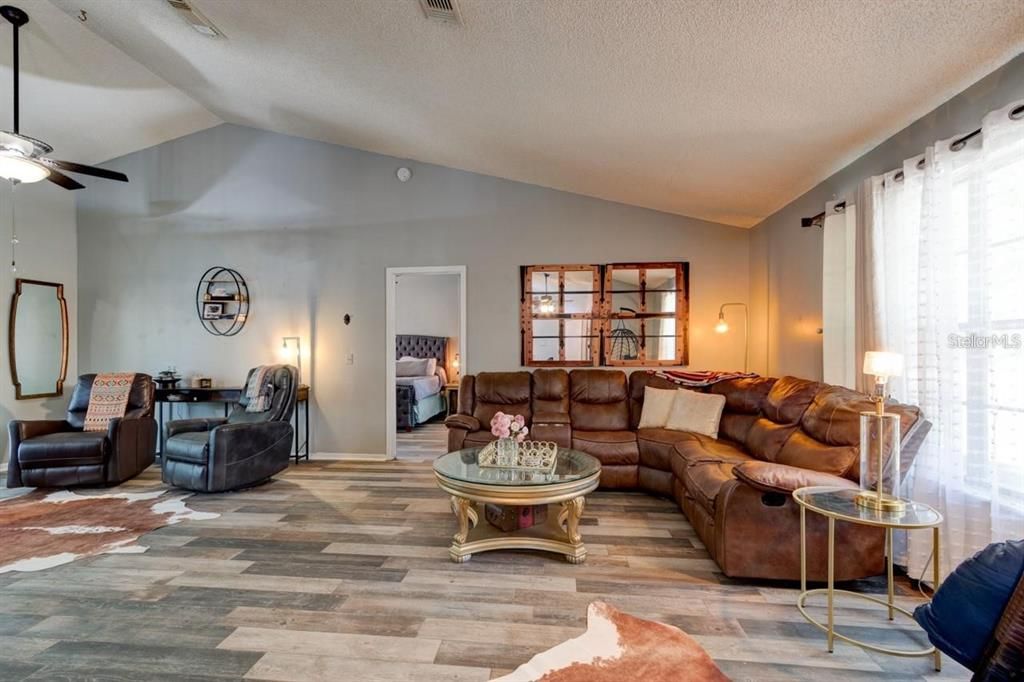 For Sale: $379,000 (3 beds, 2 baths, 1613 Square Feet)