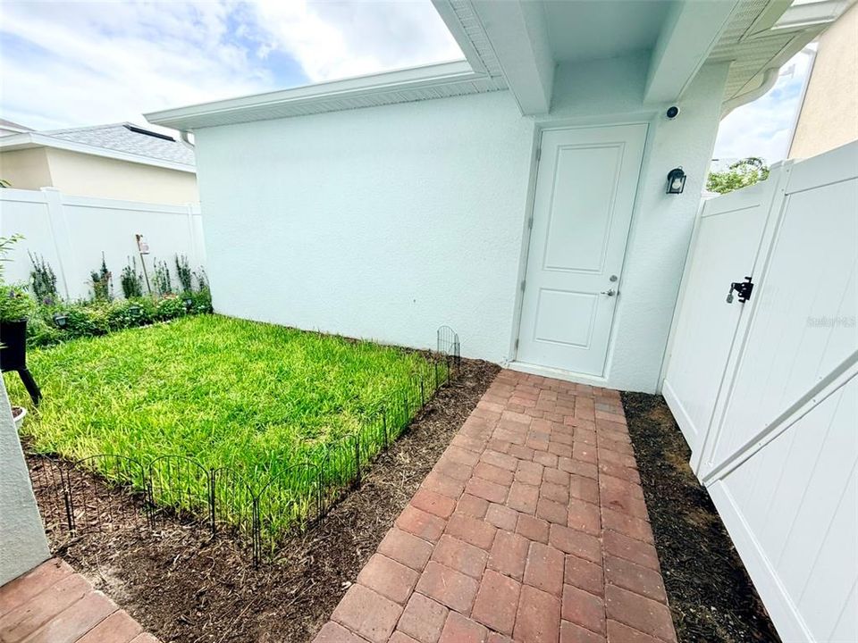For Rent: $2,595 (3 beds, 2 baths, 2062 Square Feet)