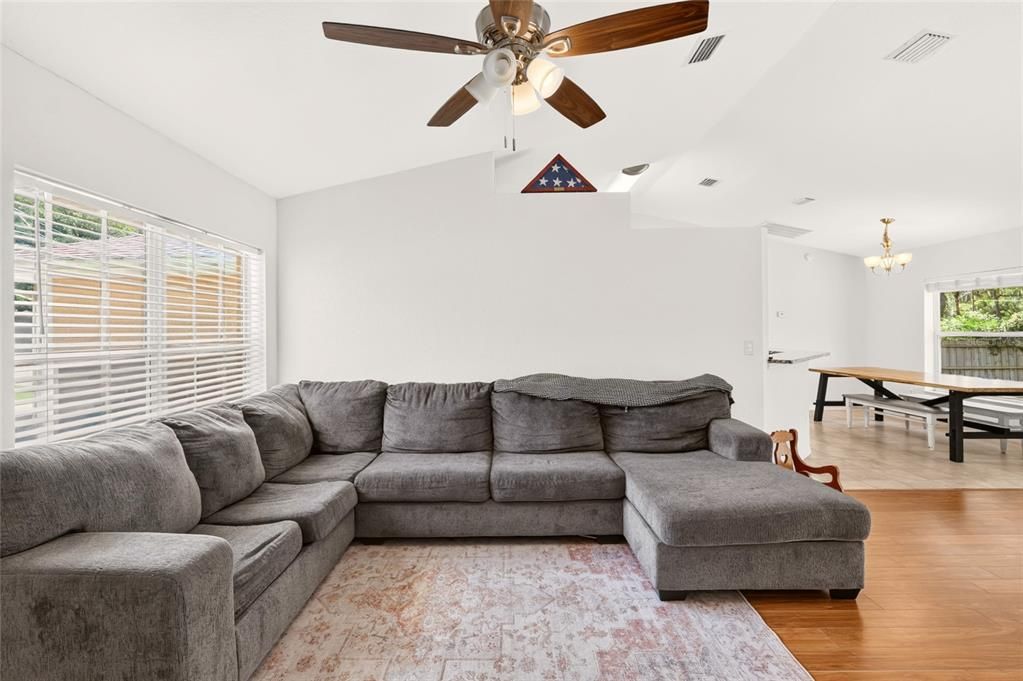 En Venta: $245,000 (3 camas, 2 baños, 1403 Pies cuadrados)